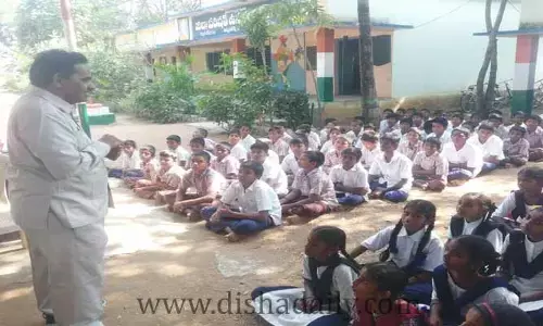 విద్యార్థులకు ప్రేరణనిస్తున్న ఇంగ్లీష్ టీచర్