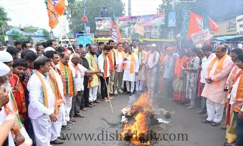 విజయవాడలో Bjp ధర్నా.. Pakistan మంత్రి దిష్టి బొమ్మ దహనం
