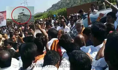 Minister Peddi Reddyకి అసమ్మతి సెగ.. కాన్వాయ్‌పై చెప్పులు