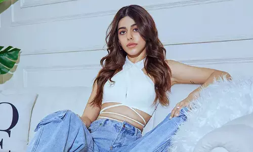 సోఫాపై అలయా గ్లామర్ షో.. వైట్ అండ్ వైట్‌‌లో కాకరేపింది..