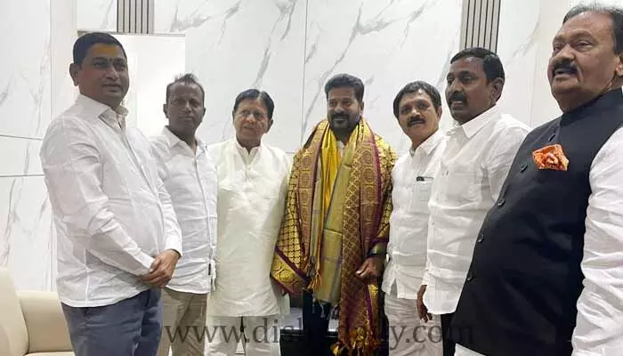 Revanth Reddy: రేవంత్ రెడ్డికి జై కొట్టిన ఉమ్మడి జిల్లా కాంగ్రెస్ నేతలు Revanth Reddy: రేవంత్ రెడ్డికి జై కొట్టిన ఉమ్మడి జిల్లా కాంగ్రెస్ నేతలు