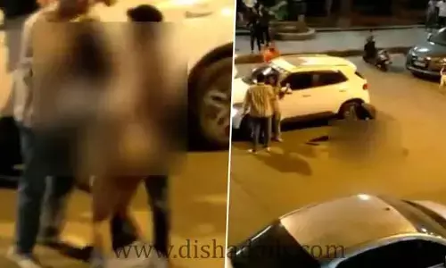 నడిరోడ్డుపై ప్యాంట్ విప్పిన యువతి.. స్నేహితులు వద్దన్నా వినకుండా.. (వీడియో)