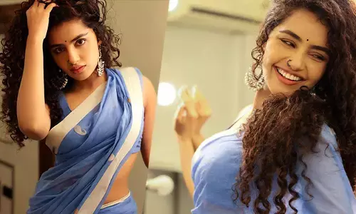 నీలి రంగు చీరలో అనుపమ అందాల విందు..