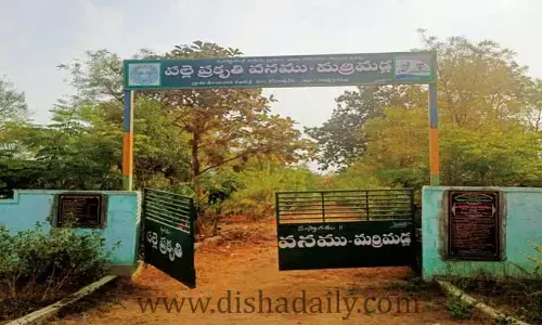 మందు బాబులకు అడ్డాగా మరిమడ్ల పల్లె ప్రకృతి వనం