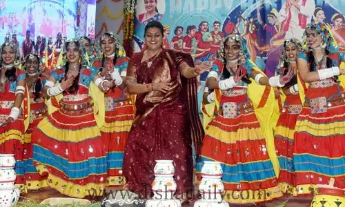Cm Jagan Birth Day Fest: స్టెప్పులేసిన మంత్రి రోజా