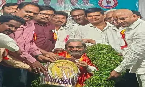 తమ హక్కుల పరిరక్షణ కోసం జర్నలిస్టులు కృషి చేయాలి.. అల్లం నారాయణ