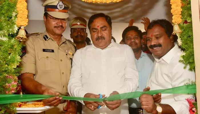 పోలీసుల చర్యల్లో జోక్యం చేసుకోం! : మంత్రి ఎర్రబెల్లి పోలీసుల చర్యల్లో జోక్యం చేసుకోం! : మంత్రి ఎర్రబెల్లి