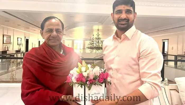 సీఎం కేసీఆర్ ఆశీర్వాదం తీసుకున్న Kaushik Reddy సీఎం కేసీఆర్ ఆశీర్వాదం తీసుకున్న Kaushik Reddy