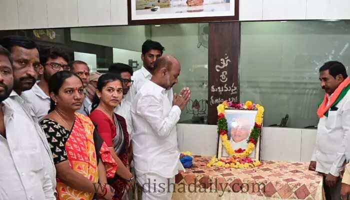 పీవీకి నివాళులు అర్పించిన Bandi Sanjay పీవీకి నివాళులు అర్పించిన Bandi Sanjay