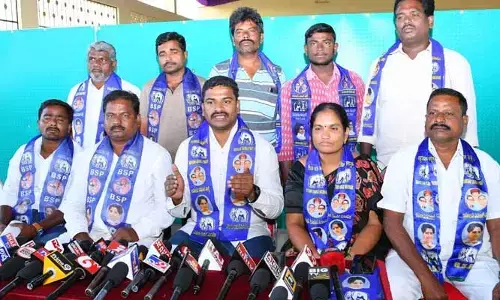 ముంబై వలస కూలీలను ఆదుకోవడంలో కేసీఆర్ విఫలం
