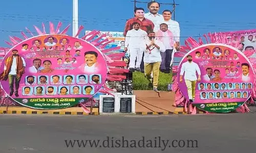 నిబంధనలకు నీళ్లు.. మూడు రోజులైనా తొలగించని ఫ్లెక్సీలు