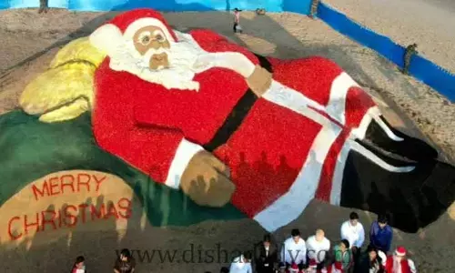 1.5 టన్నుల టమోటాలతో శాంతాక్లాజ్ సైకత శిల్పం