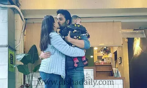 అతనికి లిప్ కిస్ పెట్టిన చందమామ.. కుల్లుకుంటున్న ఫ్యాన్స్