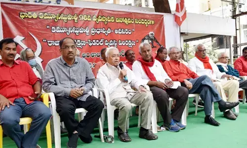 వారికి ఎర్రజెండా అంటే భయం : సురవరం సుధాకర్ రెడ్డి