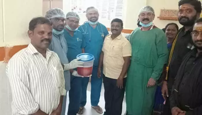 3 కేజీల కణితిని తొలగించిన ప్రభుత్వ ఆస్పత్రి వైద్యులు 3 కేజీల కణితిని తొలగించిన ప్రభుత్వ ఆస్పత్రి వైద్యులు