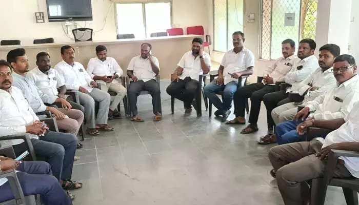 ఛీ... ఈ సర్పంచ్ గిరి చేయడం కంటే రాజీనామా చేయడం మేలు ఛీ... ఈ సర్పంచ్ గిరి చేయడం కంటే రాజీనామా చేయడం మేలు