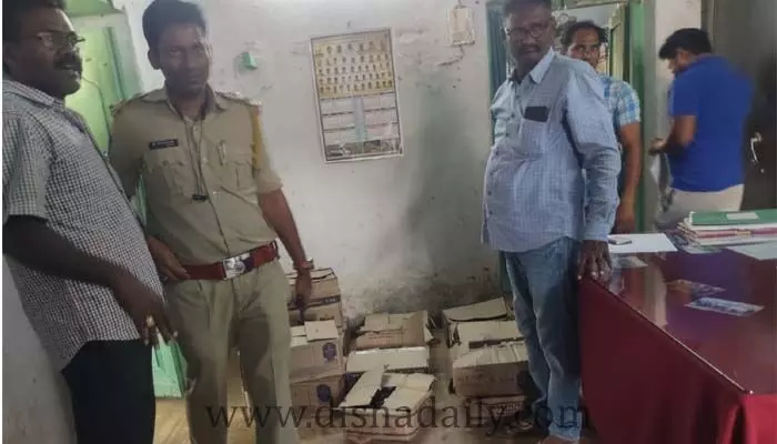 అక్రమ మద్యం పట్టివేత.. వెంటనే విడుదల.. అధికారులపై మండిపడుతున్న ప్రజలు.. అక్రమ మద్యం పట్టివేత.. వెంటనే విడుదల.. అధికారులపై మండిపడుతున్న ప్రజలు..