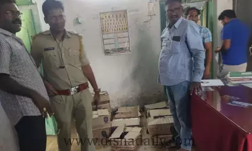 అక్రమ మద్యం పట్టివేత.. వెంటనే విడుదల.. అధికారులపై మండిపడుతున్న ప్రజలు..