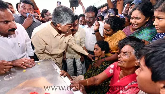 కందుకూరు మృతుల కుటుంబాలకు చంద్రబాబు పరామర్శ కందుకూరు మృతుల కుటుంబాలకు చంద్రబాబు పరామర్శ
