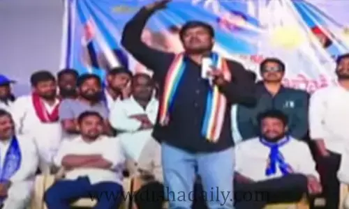 Bairi Naresh: అయ్యప్య స్వామిపై అనుచిత వ్యాఖ్యలు.. పరిగెత్తించుకుంటూ కొట్టిన స్వాములు