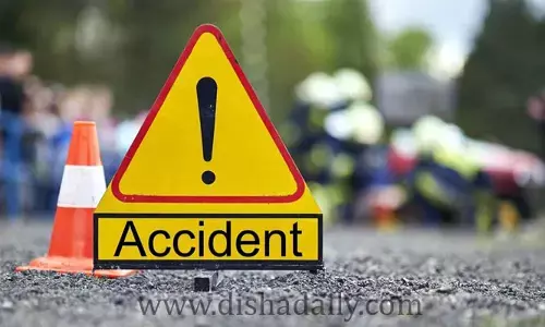 చెట్టును ఢీకొట్టిన బస్సు.. 23 మందికి గాయాలు