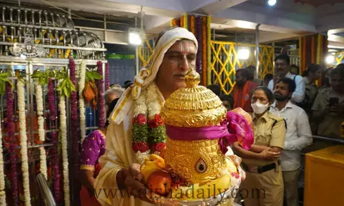 వేంకటేశ్వర స్వామికి స్వర్ణ కిరీటం సమర్పించిన Minister Harish Rao