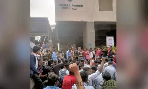 Metro Strike : మెట్రో సిబ్బంది మెరుపు సమ్మె!