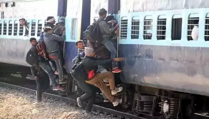 సామాన్యులకు భారంగా మారుతున్న రైలు ప్రయాణం సామాన్యులకు భారంగా మారుతున్న రైలు ప్రయాణం