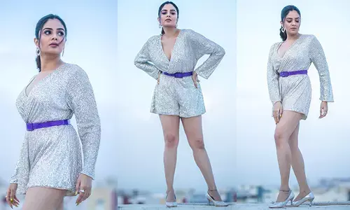 సిల్వర్ స్కర్ట్‌లో హోయలో పోతున్న శ్రీముఖి.. అందం చూడతరమా!