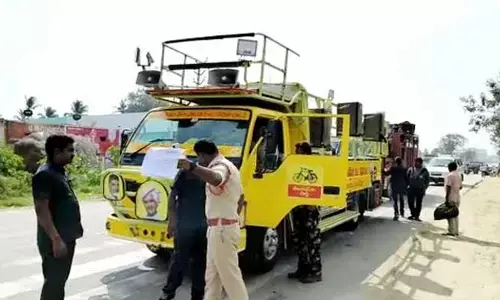 బిగ్ బ్రేకింగ్ : కుప్పంలో హై టెన్షన్.. చంద్రబాబు ప్రచార రథం అడ్డగింత..!