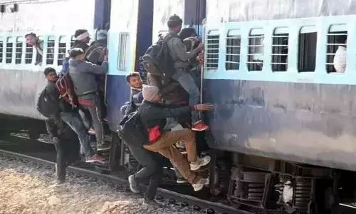 సామాన్యులకు భారంగా మారుతున్న రైలు ప్రయాణం