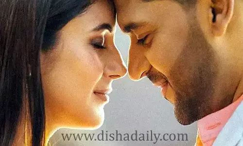 థైస్‌ చూపించొద్దని చెప్పినా పట్టించుకోని నటి.. మరింత రెచ్చిపోతూ