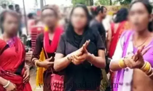 రెచ్చిపోయిన హిజ్రాలు.. వ్యక్తిని ఎత్తుకెళ్లి నగ్నంగా వీడియోలు తీస్తూ రాత్రంతా..
