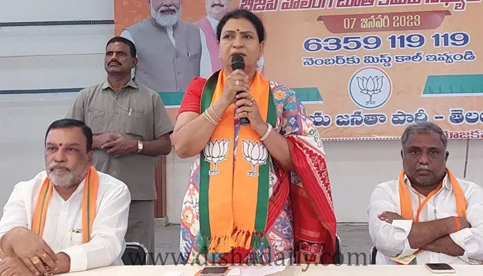 కేసీఆర్ దోచుకున్న అవినీతి సొమ్మును కక్కిస్తాము: DK Aruna కేసీఆర్ దోచుకున్న అవినీతి సొమ్మును కక్కిస్తాము: DK Aruna