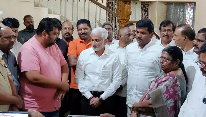 తులసిరావు కుటుంబ సభ్యులను పరామర్శించిన MP Vijayasai Reddy తులసిరావు కుటుంబ సభ్యులను పరామర్శించిన MP Vijayasai Reddy