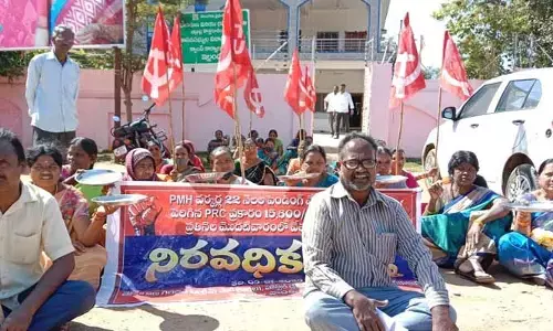 ఎమ్మెల్యే క్యాంపు కార్యాలయం ముందు ధర్నా