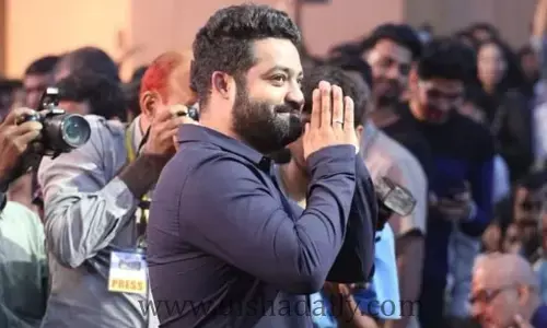 ఆ థియేటర్ వద్ద NTR ను చుట్టు ముట్టిన  Fans: వీడియో వైరల్
