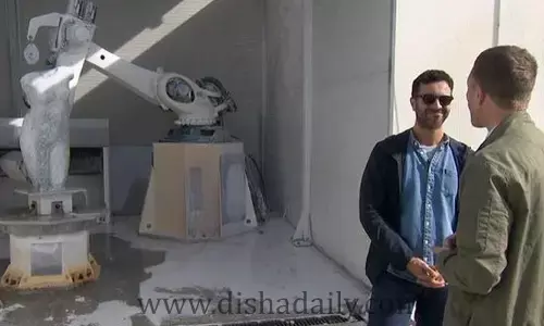 శిలలపై శిల్పాలు చెక్కుతున్న రోబో