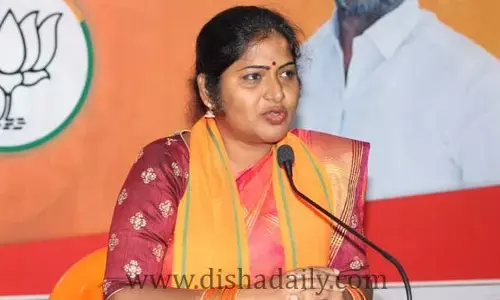 మంత్రి కేటీఆర్ చదువుకున్న శుంఠ: రాణిరుద్రమ ఫైర్