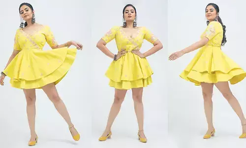 చిన్న గౌనులో యాంకర్ శ్రీముఖి.. యెల్లో డ్రెస్‌లో అందాలు ఆరబోస్తు..