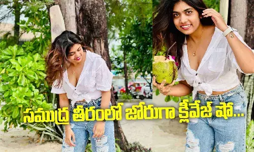 Rithu Chowdary : సముద్ర తీరంలో జోరుగా క్లీవేజ్ షో