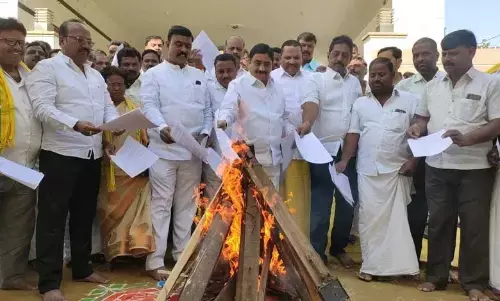 Rayadurgam: భోగి మంటల్లో జీవో నెంబర్ వన్ ప్రతులు