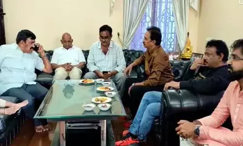 ఆంధ్రాలో RGV.. కోడిపందెలతో ఎంజాయ్!