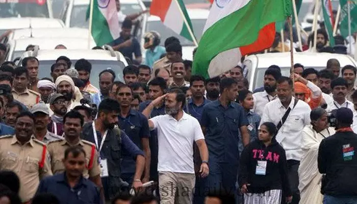 జోడో యాత్రలో రాహుల్ గాంధీ పైకి దూసుకువచ్చిన వ్యక్తి (వీడియో) జోడో యాత్రలో రాహుల్ గాంధీ పైకి దూసుకువచ్చిన వ్యక్తి (వీడియో)