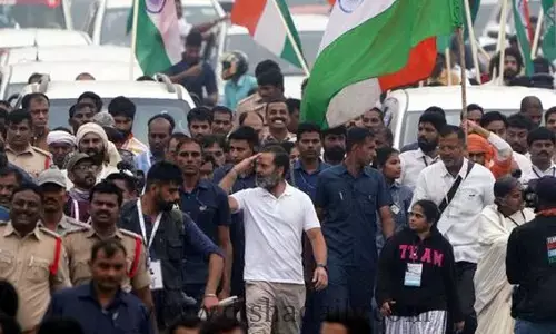 జోడో యాత్రలో రాహుల్ గాంధీ పైకి దూసుకువచ్చిన వ్యక్తి (వీడియో)