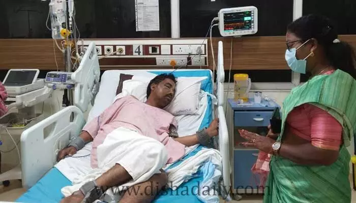 Visakha: వాలంటీర్కు ఎమ్మెల్యే పరామర్శ Visakha: వాలంటీర్కు ఎమ్మెల్యే పరామర్శ
