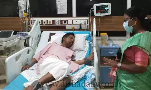 Visakha: వాలంటీర్‌కు ఎమ్మెల్యే పరామర్శ