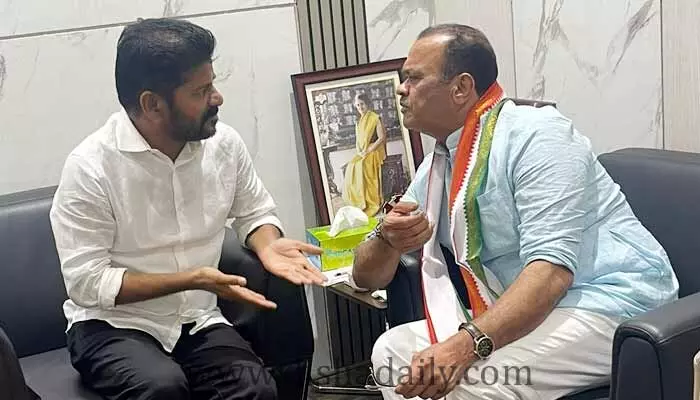 గాంధీ భవన్లో అనూహ్య పరిణామం.. రేవంత్ రెడ్డితో కోమటిరెడ్డి వెంకట్ రెడ్డి భేటీ! గాంధీ భవన్లో అనూహ్య పరిణామం.. రేవంత్ రెడ్డితో కోమటిరెడ్డి వెంకట్ రెడ్డి భేటీ!