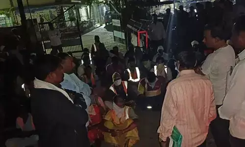 ఉదయం 5 గంటలకు ఆందోళన చేస్తున్న పారిశుద్ధ్య కార్మికులు