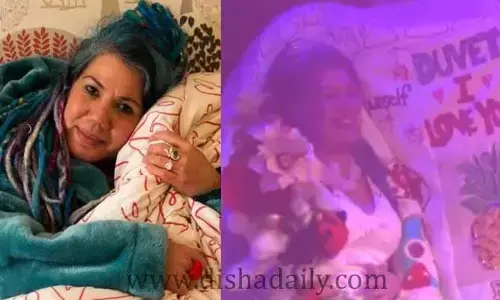 ప్రియుడి అంగీకారంతో గ్రాండ్‌గా దుప్పటిని పెళ్లాడిన యువతి.. (వీడియో)